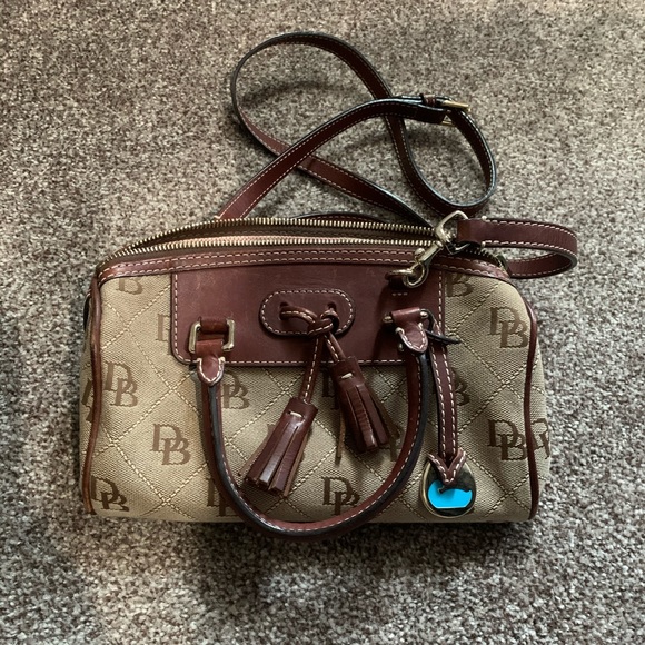 Small Dooney and Bourke purse/crossbody - Picture 1 of 3